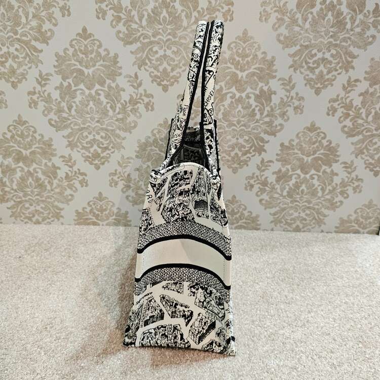 ディオール　ブックトート（ブランドバッグ）の商品画像 - 査定依頼日：2023年12月30日