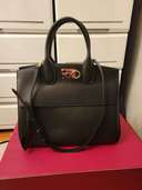 STUDIO バック ミディアム（ブランドバッグ）の商品画像 - 査定依頼日：2023年3月8日 - 最高査定価格：50,000円