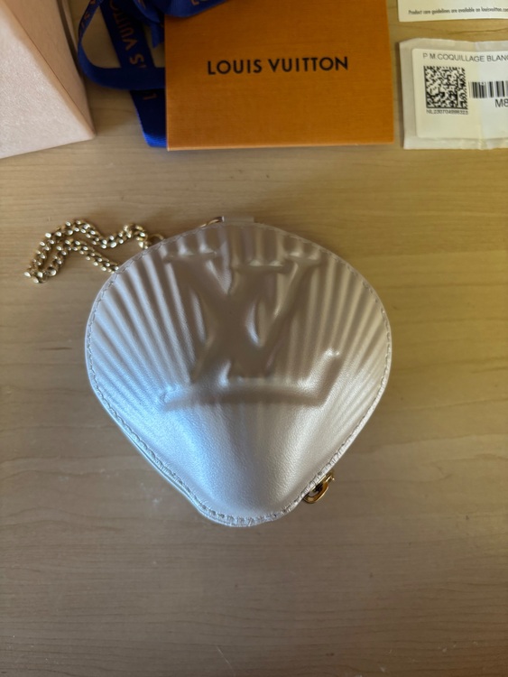 ルイヴィトン　貝殻　チャーム　コインケース　小物入れ　M82409　日本未発売（ブランド財布・小物）の商品画像 - 査定依頼日：2025年10月23日 - 最高査定価格：50,000円