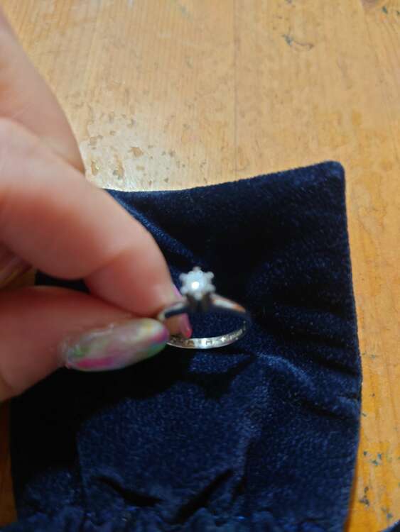 プラチナ ダイヤ リング（宝石）の商品画像 - 査定依頼日：2025年3月17日 - 最高査定価格：100,000円