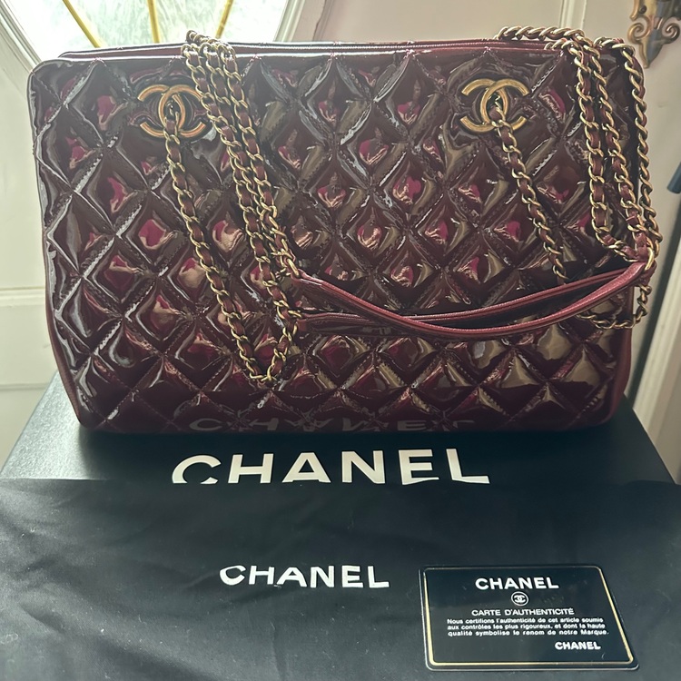 パテントレザーチェーンショルダーバッグ（ブランドバッグ）の商品画像 - 査定依頼日：2025年11月4日 - 最高査定価格：300,000円