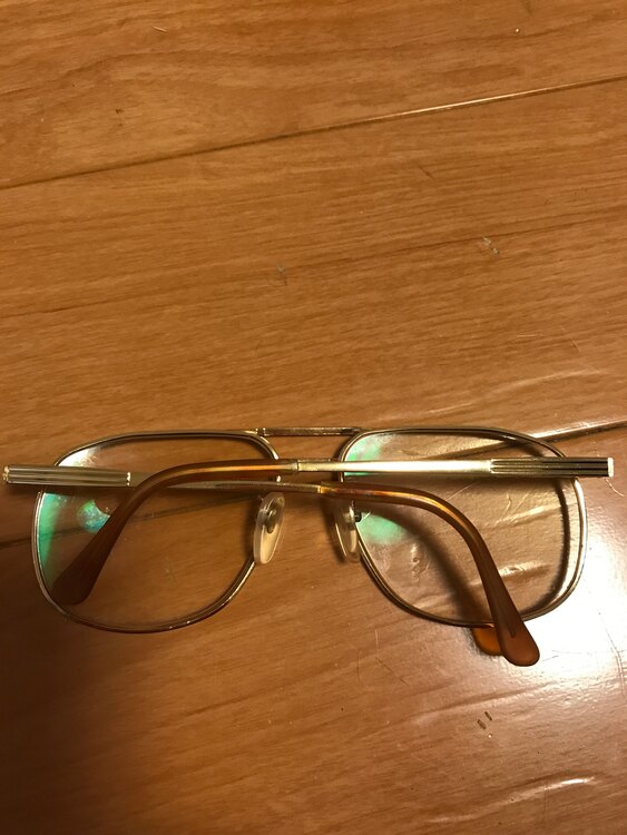 フルフレーム  メガネ（金・貴金属）の商品画像 - 査定依頼日：2025年3月29日 - 最高査定価格：300,000円