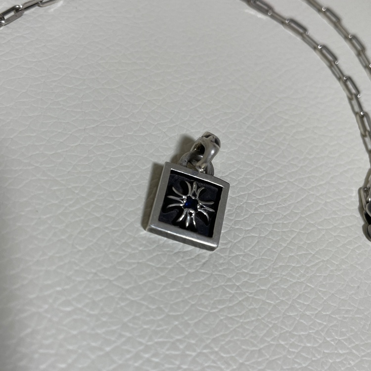 サファイア フレームド ペンダントトップ CHプラス ネックレス（古着・ファッション）の商品画像 - 査定依頼日：2026年3月24日 - 最高査定価格：120,000円