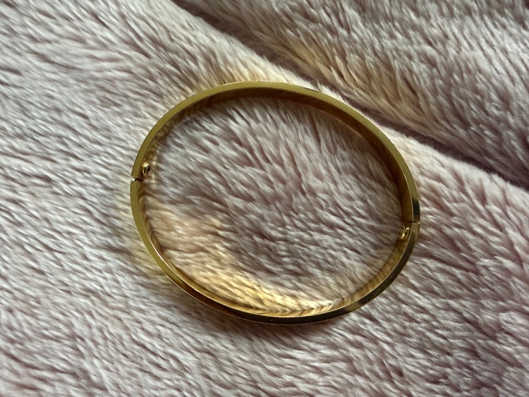 エメラルドの指輪　台座が18kのです。二点目がカルティエラブブレスゴールド（金・貴金属）の商品画像 - 査定依頼日：2026年1月6日 - 最高査定価格：1,085,000円