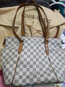 白黄ばみ（ブランドバッグ）の商品画像 - 査定依頼日：2024年12月29日 - 最高査定価格：65,000円