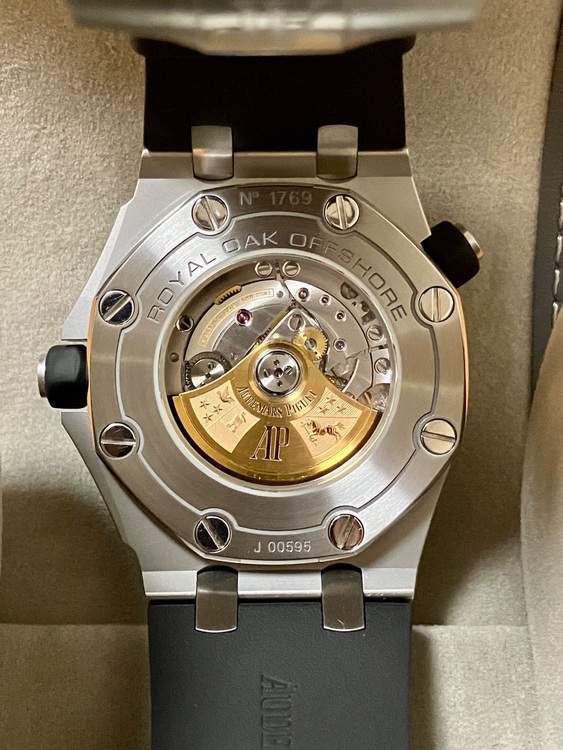 ロイヤルオークオフショアダイバー（高級時計）の商品画像 - 査定依頼日：2025年8月16日 - 最高査定価格：2,500,000円