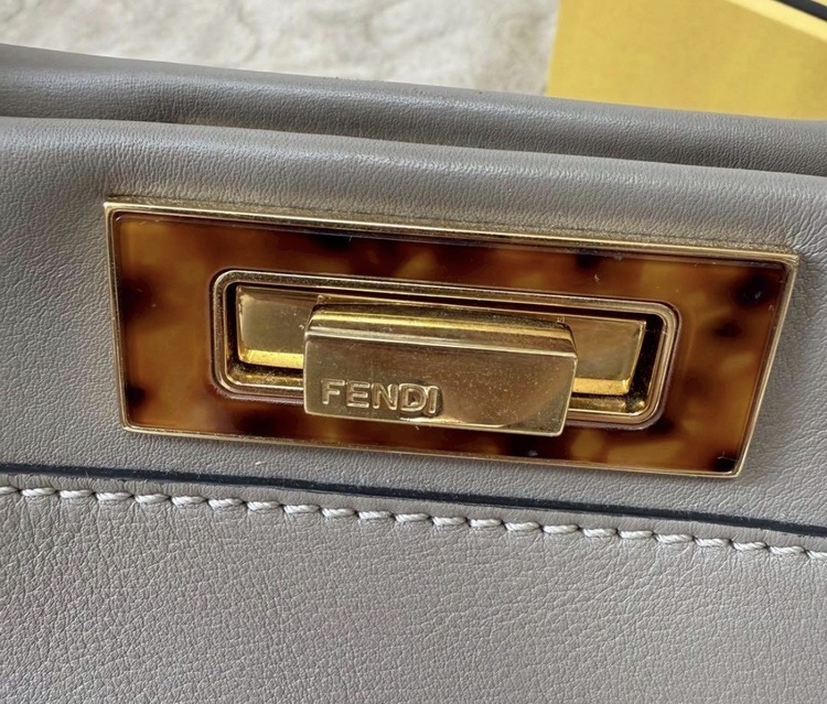 ピーカブー ミディアム アイコニック（ブランドバッグ）の商品画像 - 査定依頼日：2026年3月5日 - 最高査定価格：180,000円