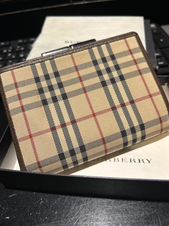Burberry ノバチェック　がま口　二つ折り（ブランド財布・小物）の商品画像 - 査定依頼日：2026年8月9日 - 最高査定価格：100,000円