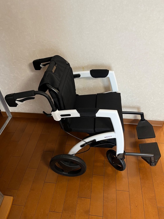 actmore車椅子　歩行器にもなる（介護用品）の商品画像 - 査定依頼日：2025年7月26日 - 最高査定価格：5,000円