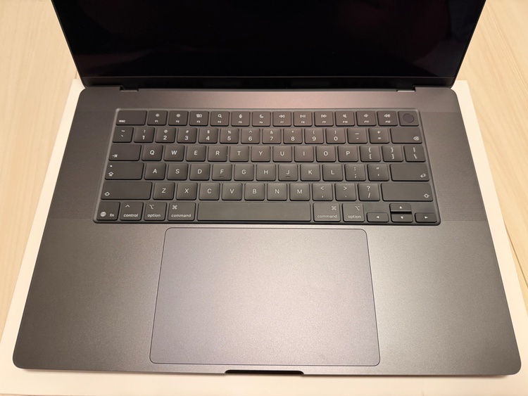 Z1MZ000CHJ/A　MacBook Pro M5 16インチ（PC・タブレット）の商品画像 - 査定依頼日：2026年8月2日 - 最高査定価格：250,100円