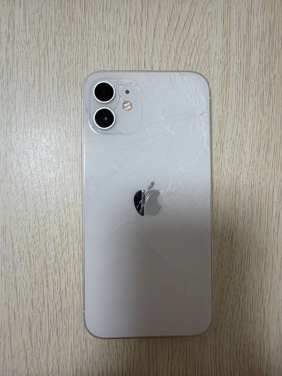 iPhone iPhone 15 128GB SIMフリー（スマホ）の商品画像 - 査定依頼日：2026年9月29日 - 最高査定価格：33,500円