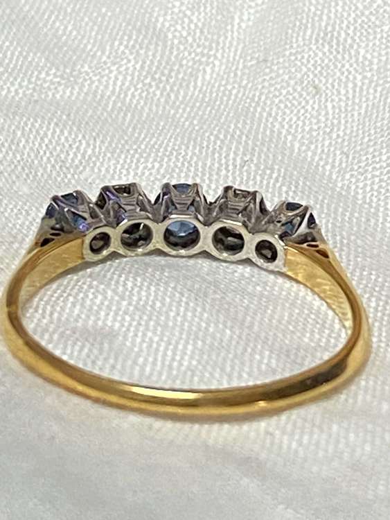 イギリスのアンティークリング　18金　サファイヤ　重さは2.2g 18金、サファ（金・貴金属）の商品画像 - 査定依頼日：2023年10月4日 - 最高査定価格：16,000円