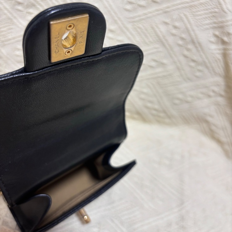 マトラッセパール ブラックラムスキン レディース ショルダーバッグ 付属品なし（ブランドバッグ）の商品画像 - 査定依頼日：2025年6月27日 - 最高査定価格：250,000円