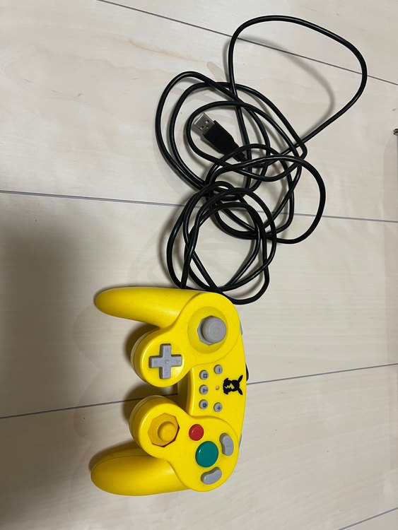 コントローラー2個（ゲーム機本体・ゲームソフト）の商品画像 - 査定依頼日：2022年10月1日 - 最高査定価格：5,000円