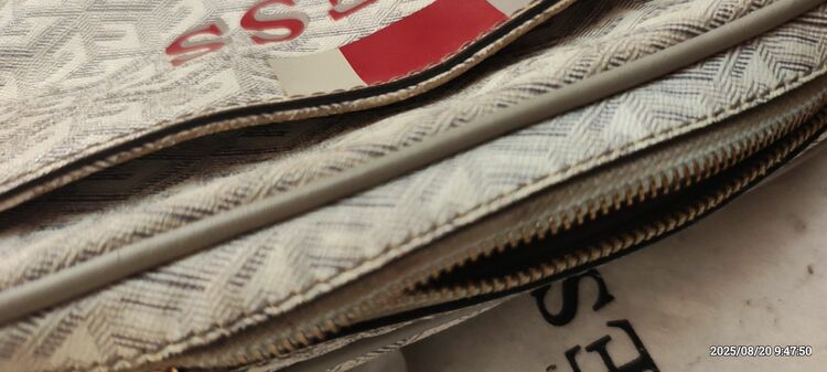 GUESS　ショルダーバッグ（ブランド財布・小物）の商品画像 - 査定依頼日：2025年8月20日 - 最高査定価格：100,000円