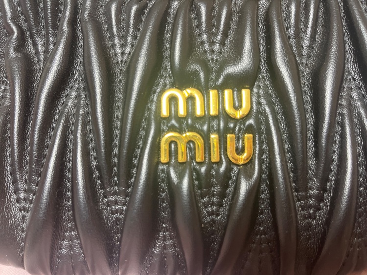 ミュウミュウ  （ブランドバッグ）の商品画像 - 査定依頼日：2025年6月5日 - 最高査定価格：180,000円