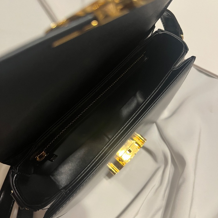 セリーヌ  （ブランドバッグ）の商品画像 - 査定依頼日：2025年6月30日 - 最高査定価格：180,000円