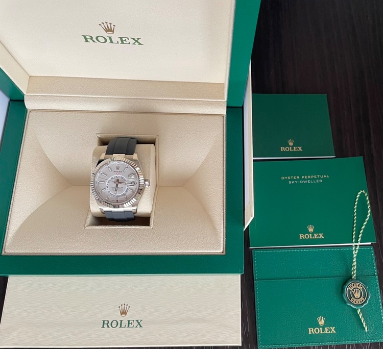 スカイドゥエラー　ホワイト文字盤　オイスターフレックス（高級時計）の商品画像 - 査定依頼日：2025年6月19日 - 最高査定価格：5,200,000円