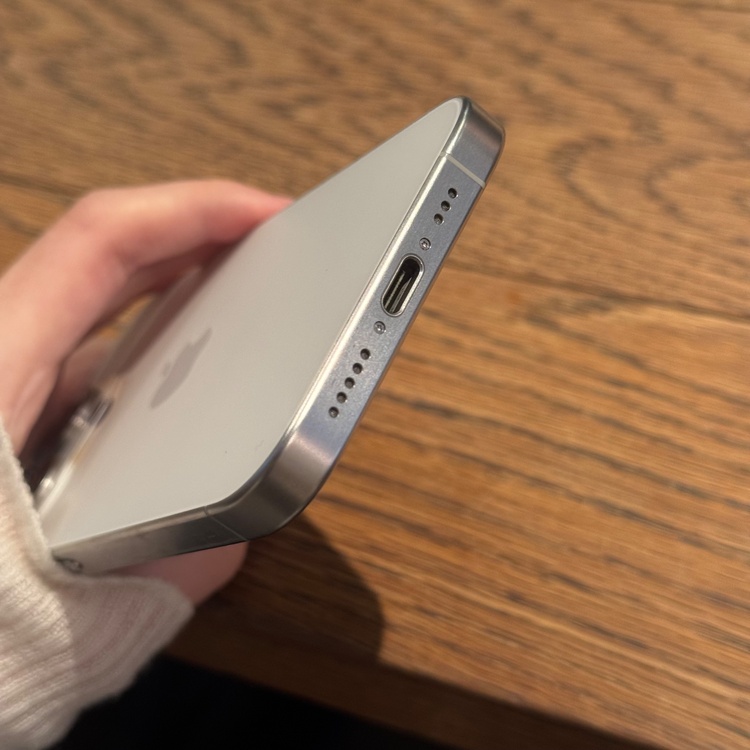 iPhone iPhone 15 Pro 256GB au（スマホ）の商品画像 - 査定依頼日：2026年10月3日 - 最高査定価格：92,000円