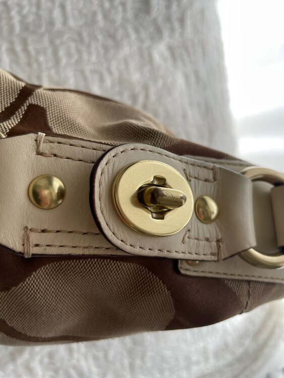 COACH コーチ シグネチャーショルダーバッグ 10619 肩掛け ベージュ系（ブランドバッグ）の商品画像 - 査定依頼日：2025年4月12日 - 最高査定価格：1,500円