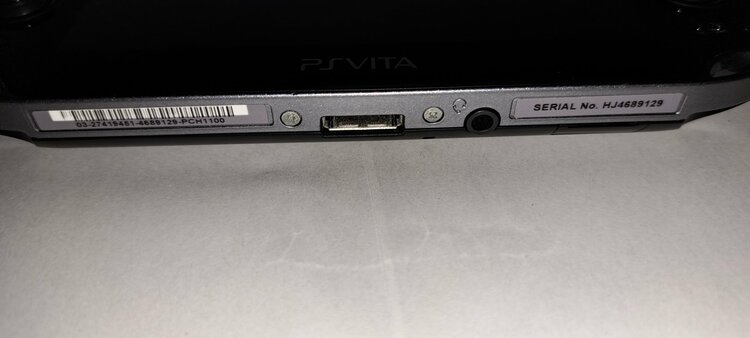 Playstation Vita PCH1000（ゲーム機本体・ゲームソフト）の商品画像 - 査定依頼日：2026年7月15日 - 最高査定価格：6,000円