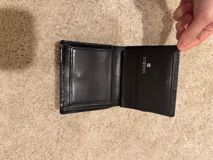 ジバンシィ財布（ブランド財布・小物）の商品画像 - 査定依頼日：2025年11月14日 - 最高査定価格：1,000円