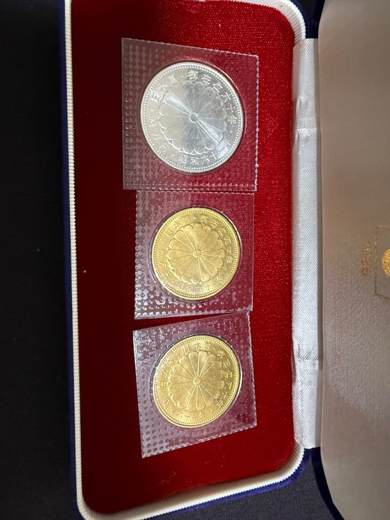 天皇陛下在位60周年記念貨幣（金・貴金属）の商品画像 - 査定依頼日：2025年8月31日 - 最高査定価格：700,000円