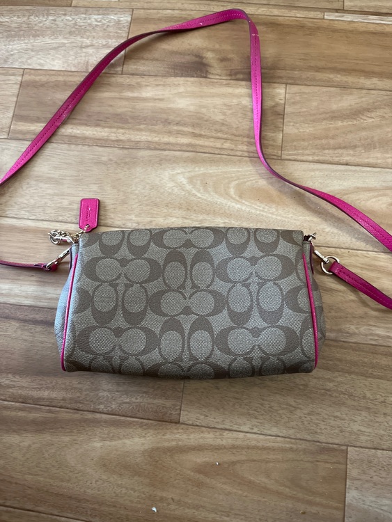 ショルダーバック（ブランドバッグ）の商品画像 - 査定依頼日：2025年6月19日 - 最高査定価格：3,000円