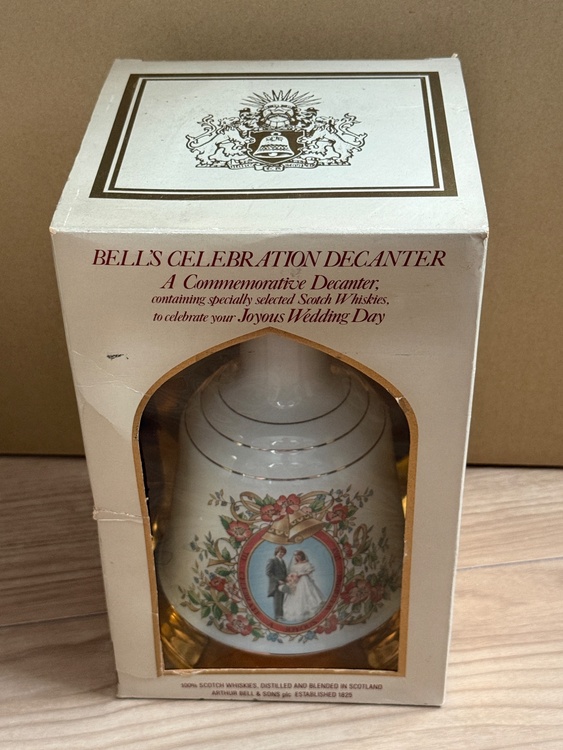 BELLS CELEBRATION DECANTER (チャールズ皇太子・ダイアナ妃結婚記念ボトル)（お酒）の商品画像 - 査定依頼日：2026年8月15日 - 最高査定価格：300円