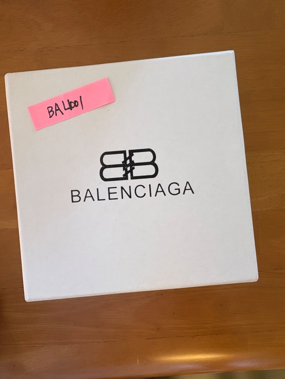 バレンシアガ  （ブランドバッグ）の商品画像 - 査定依頼日：2025年8月21日 - 最高査定価格：30,000円