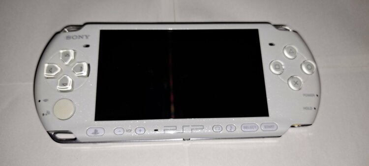 Playstation Portable PSP-3000 パールホワイト（ゲーム機本体・ゲームソフト）の商品画像 - 査定依頼日：2026年7月15日 - 最高査定価格：4,000円