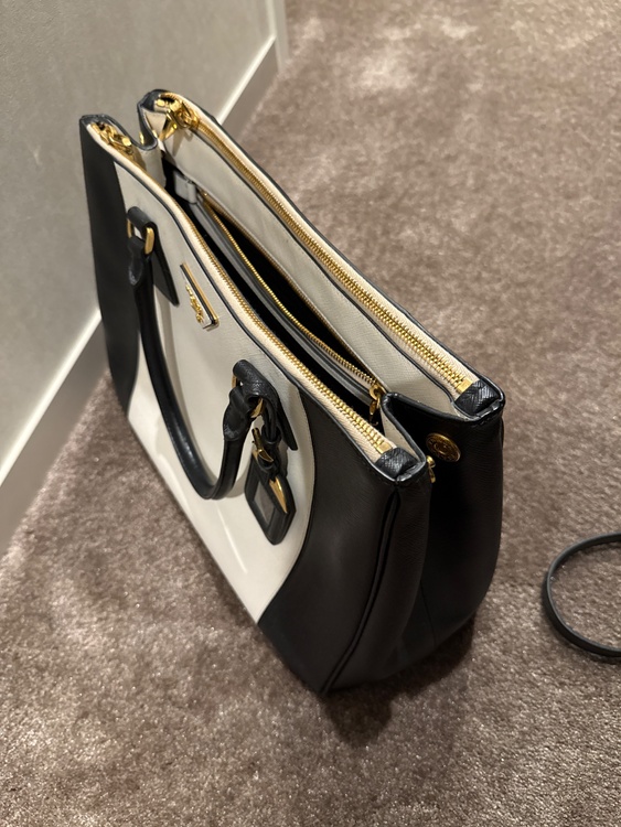 B2274C（ブランドバッグ）の商品画像 - 査定依頼日：2026年8月27日 - 最高査定価格：40,000円