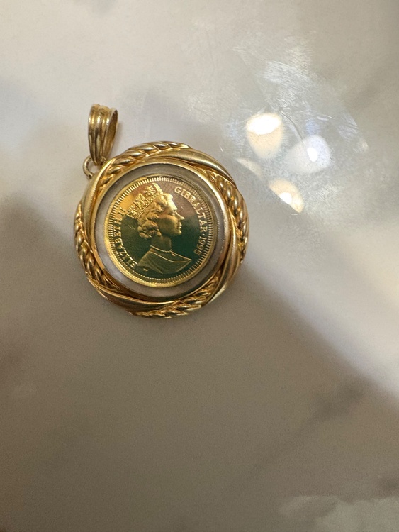 k24 ペンダントトップ　５分の1オンス　周りに18金の装飾あり（金・貴金属）の商品画像 - 査定依頼日：2026年5月14日 - 最高査定価格：150,000円