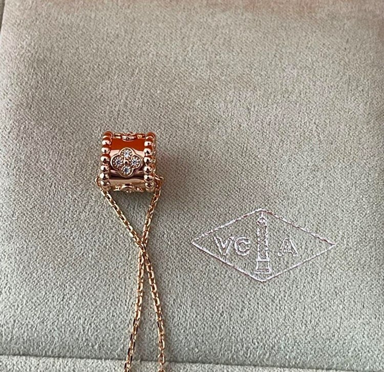 Van Cleef & Arpels ペルレ ネックレス VCARO2EF00（宝石）の商品画像 - 査定依頼日：2024年11月17日 - 最高査定価格：400,000円