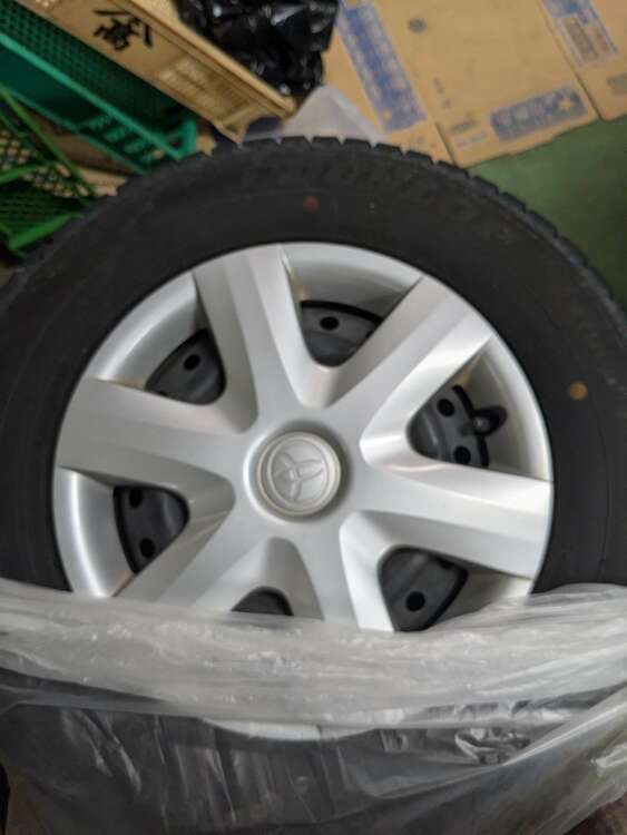 スタッドレスタイヤ（カー用品）の商品画像 - 査定依頼日：2025年1月14日 - 最高査定価格：1,000円