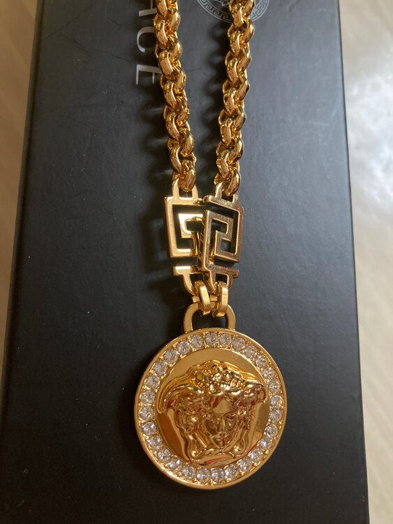 ヴェルサーチェ　アイコンメデューサネックレス（金・貴金属）の商品画像 - 査定依頼日：2024年4月17日 - 最高査定価格：45,000円