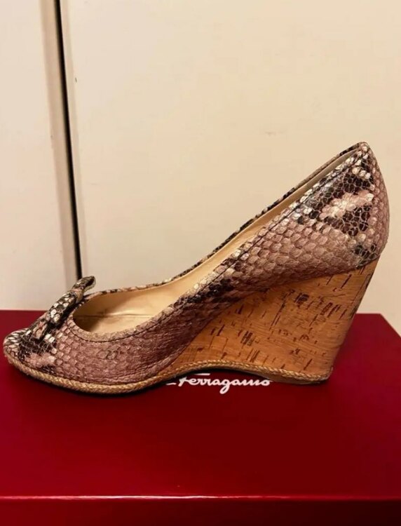 プラダヒール（古着・ファッション）の商品画像 - 査定依頼日：2025年3月3日 - 最高査定価格：1,000円