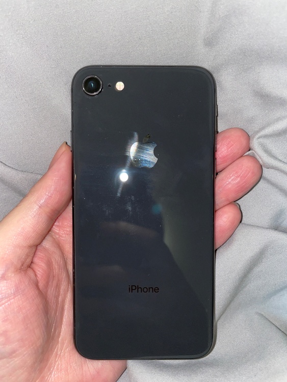 iPhone iPhone8 256GB au（スマホ）の商品画像 - 査定依頼日：2026年8月31日 - 最高査定価格：7,500円