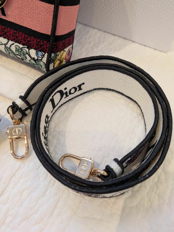 Lady D-Joy バッグ ミディアム（ブランドバッグ）の商品画像 - 査定依頼日：2025年11月28日 - 最高査定価格：300,000円