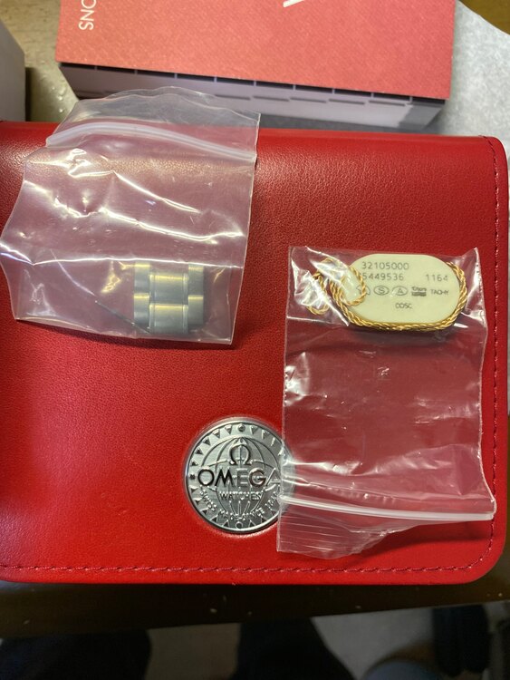 オメガ スピードマスター 3210500（高級時計）の商品画像 - 査定依頼日：2025年1月5日 - 最高査定価格：300,000円