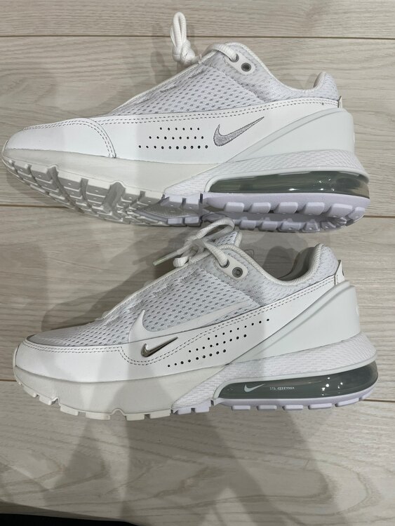 NIKE ウィメンズエアマックスパルススニーカー（古着・ファッション）の商品画像 - 査定依頼日：2025年4月3日 - 最高査定価格：2,200円