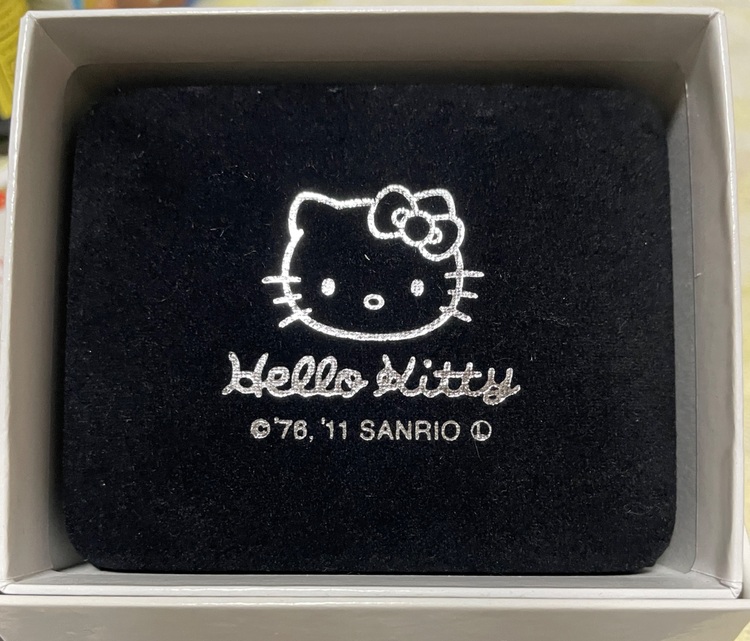 ハローキティ50thアニバーサリー金貨　宝飾純金コインペンダント　（金・貴金属）の商品画像 - 査定依頼日：2025年9月11日 - 最高査定価格：36,000円