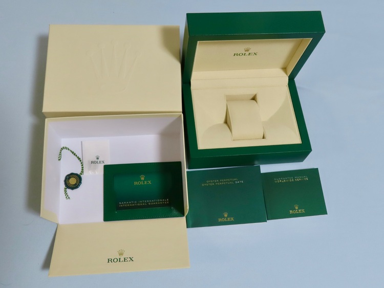 オイスターパーペチュアル41 ブライトブルー（高級時計）の商品画像 - 査定依頼日：2025年9月5日 - 最高査定価格：1,240,000円