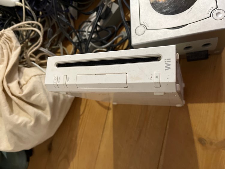 DSソフトなど100個ちょっととプレステ3．wii.ゲームキューブの本体は箱無し（ゲーム機本体・ゲームソフト）の商品画像 - 査定依頼日：2023年11月8日 - 最高査定価格：18,000円