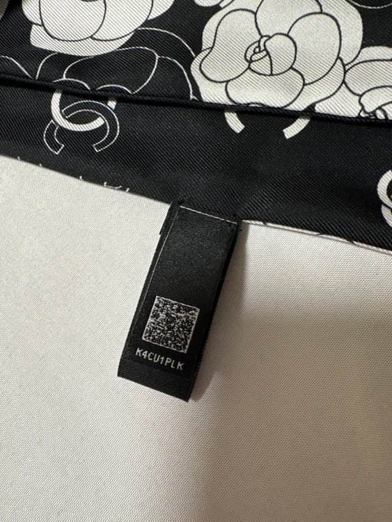 シャネル　A3613076　ツイリー　ココマーク　カメリア　シルク　スカーフ（ブランド財布・小物）の商品画像 - 査定依頼日：2026年8月20日 - 最高査定価格：100,000円