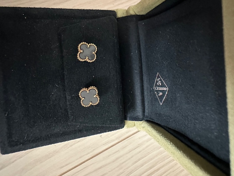 ヴァンクリピアス（ブランド財布・小物）の商品画像 - 査定依頼日：2025年9月22日 - 最高査定価格：450,000円