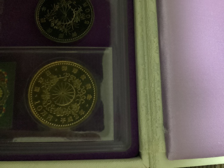 天皇陛下即位記念10万円金貨と五百円白銅貨（金・貴金属）の商品画像 - 査定依頼日：2026年2月9日 - 最高査定価格：810,000円