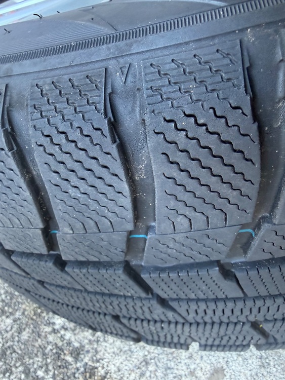トヨタ　アルファード　 ２４０Ｓ タイプゴールドⅡ　スタッドレス4本（カー用品）の商品画像 - 査定依頼日：2025年12月1日 - 最高査定価格：33,000円