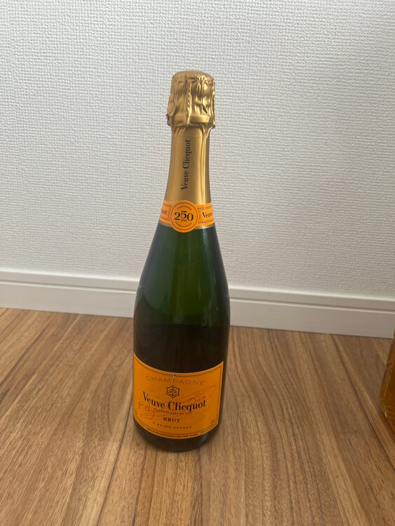 シャンパン ヴーヴ・クリコ （お酒）の商品画像 - 査定依頼日：2025年4月26日 - 最高査定価格：2,500円