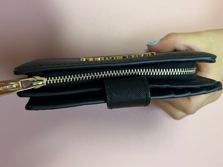 二つ折財布（ブランド財布・小物）の商品画像 - 査定依頼日：2025年3月31日 - 最高査定価格：1,000円